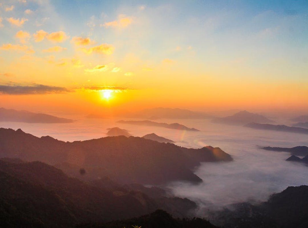 What Makes a Sunrise GIF Truly Captivating?